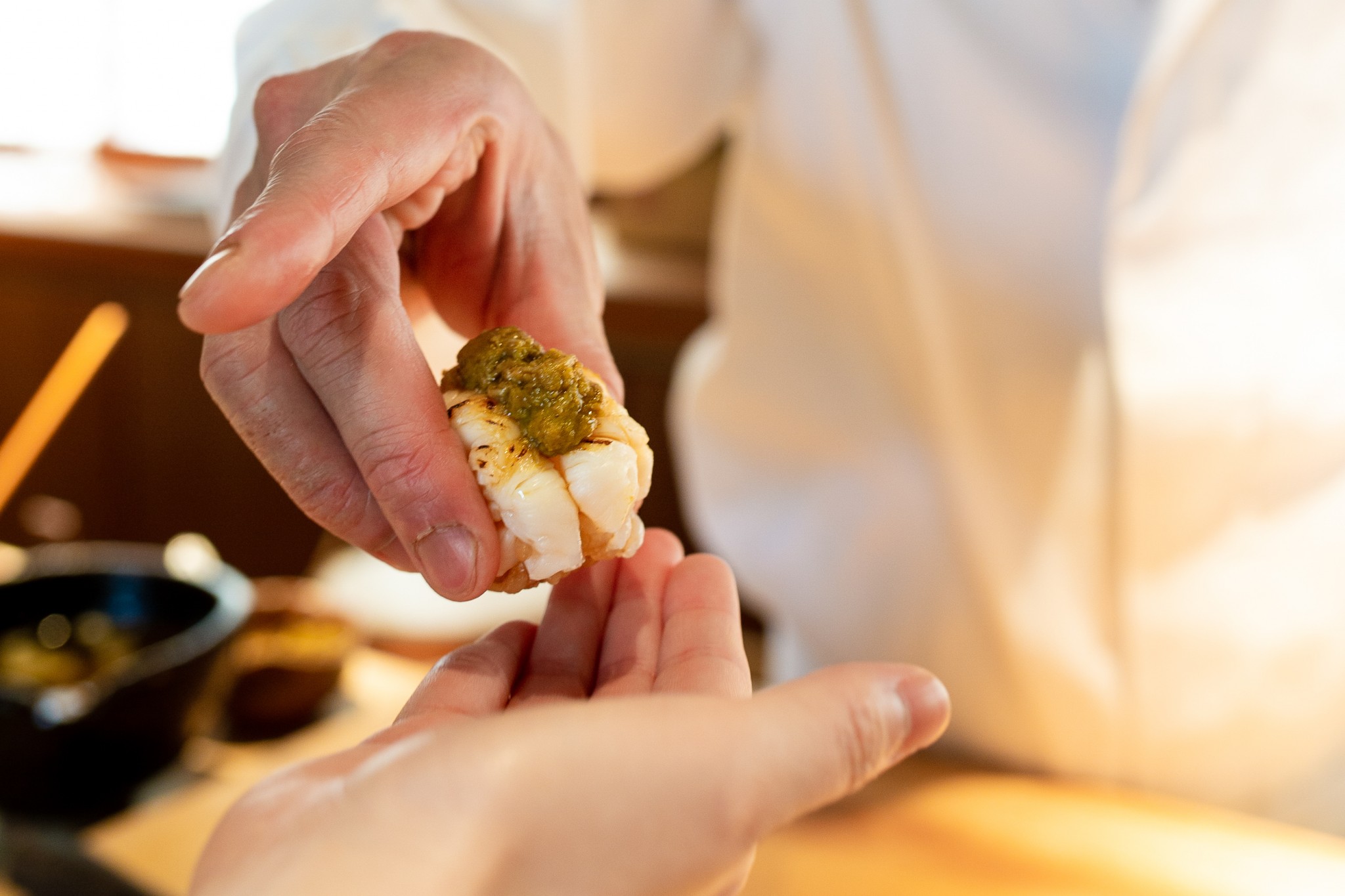 長崎・五島産の伊勢海老はサッと炙り、濃厚な海老の味噌をのせ手渡しで。はぜる身の食感と甘味に、赤酢のシャリがよく合う。