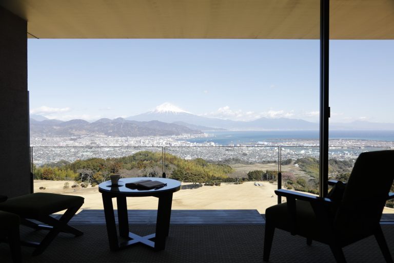 〈日本平ツイン〉の客室の窓辺。バルコニーを一段下げて設計したのは、駿河湾と富士山を臨む客室からの眺望をできる限り遮らず、大きくとるため。