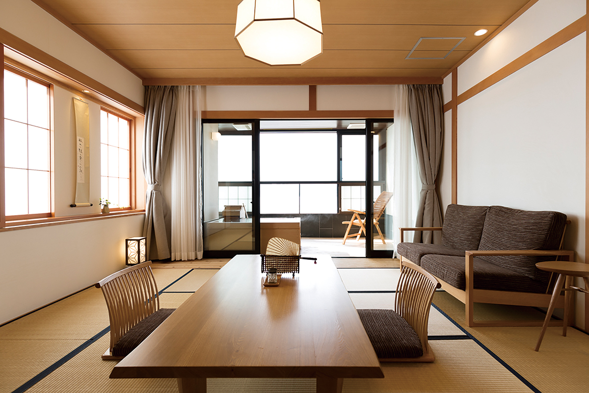 ワイドタイプ客室。家具や調度は飛騨高山〈柏木工〉に特注したもの。手ざわりがやさしい。