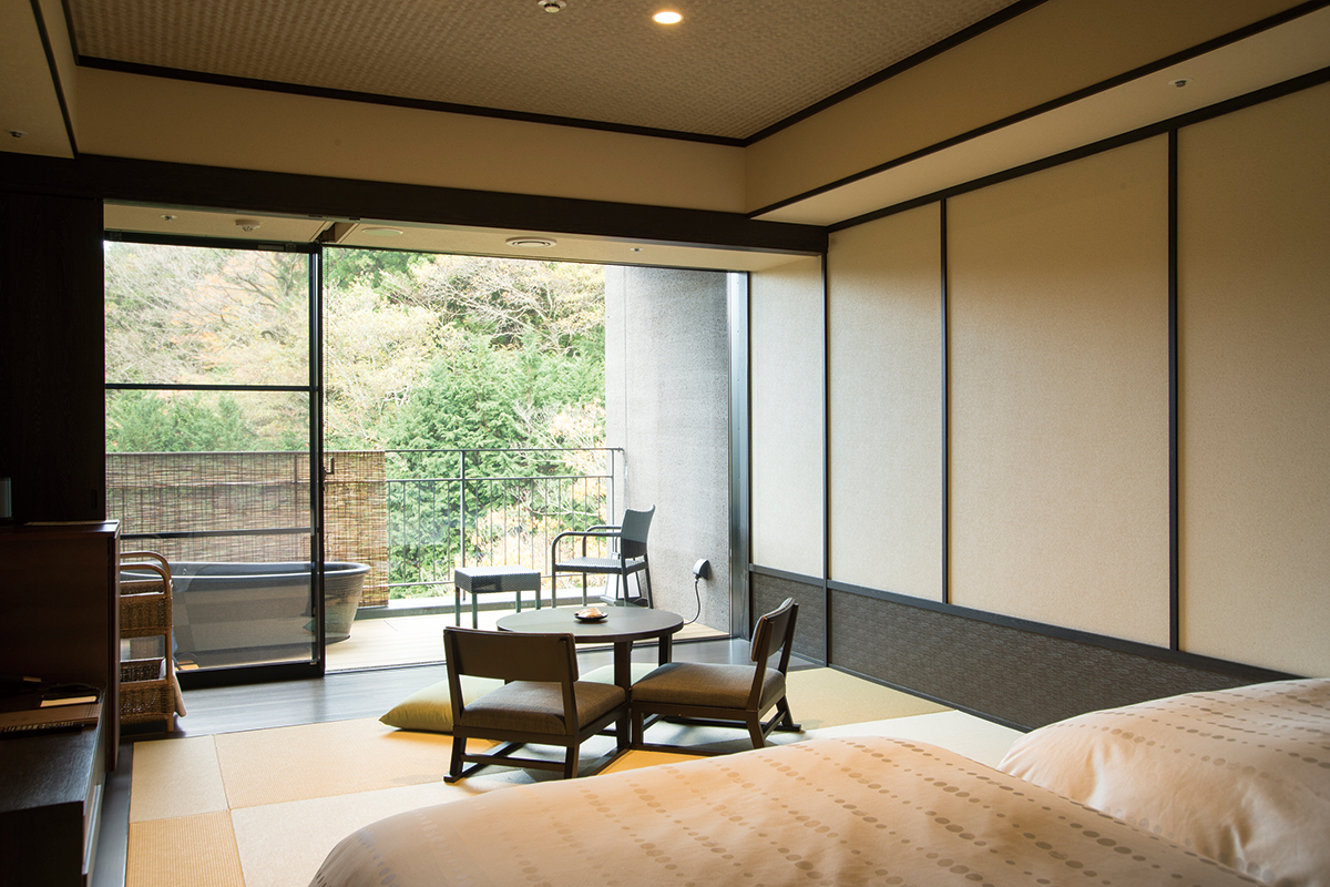 渓谷側と外輪山側の2種類ある標準客室。最上階客室や特別客室を含め全客室に露天温泉付き。