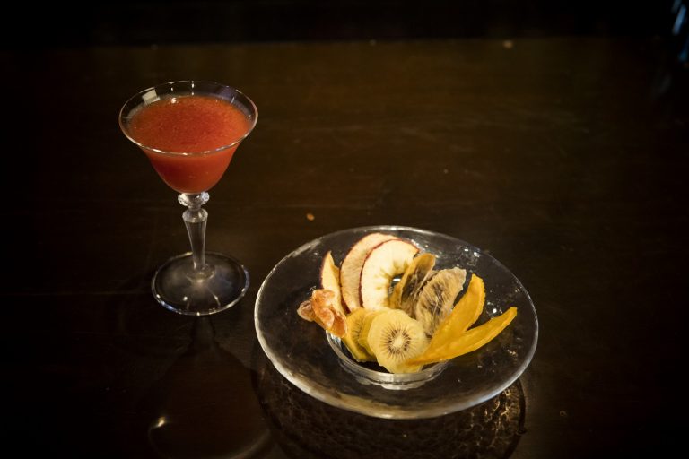 左のイチゴのカクテルには、佐賀の和紅茶で風味づけしたテキーラベースを使用。季節のフルーツカクテル1,500円~。自家製ドライフルーツ900円などおつまみのほか、食事メニューも自慢の一つ。 _DSC2589