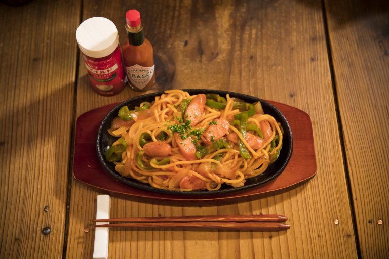 ブイヨンで茹でた太めの麺が人気のナポリタン750円(各税込)。 _DSC2858