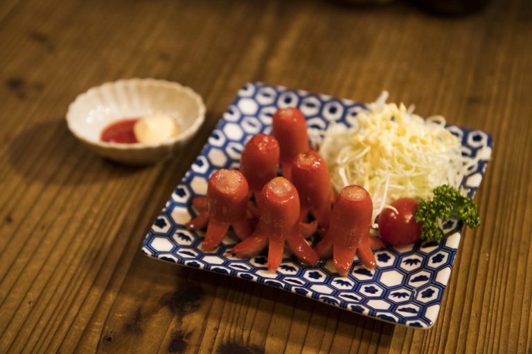 整列する姿もかわいい「タコさんウィンナー」500円。 _DSC2655