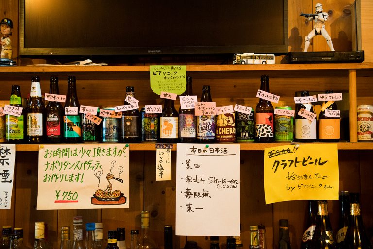 手書きのメニューが味わい深い。クラフトビールにはそれぞれ味の特徴を紹介したタグ付き。お通し代350円あり。 _DSC2651