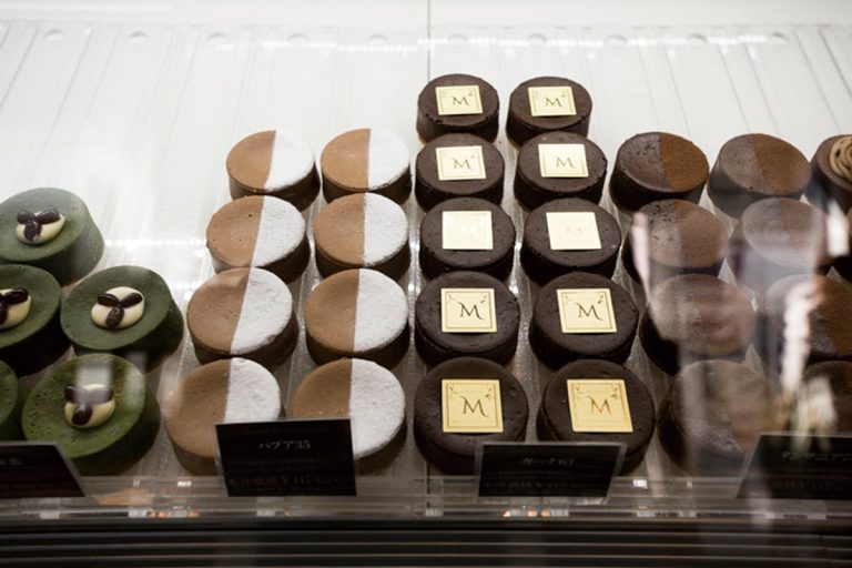 看板の半生チョコレートケーキ「マジドゥショコラ」は各種。