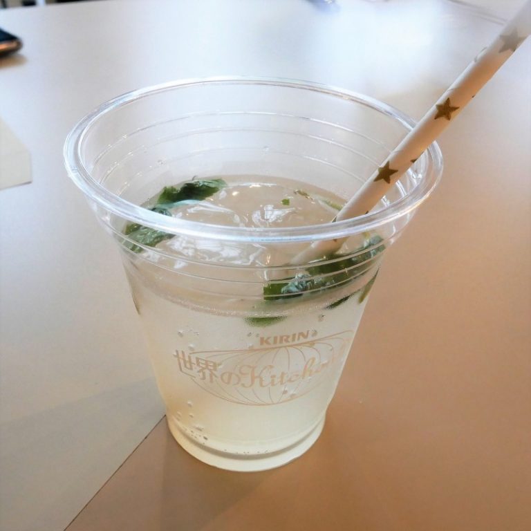 ウエルカムドリンクは「モヒート風ライチソーダ」。 kirin kitchen4