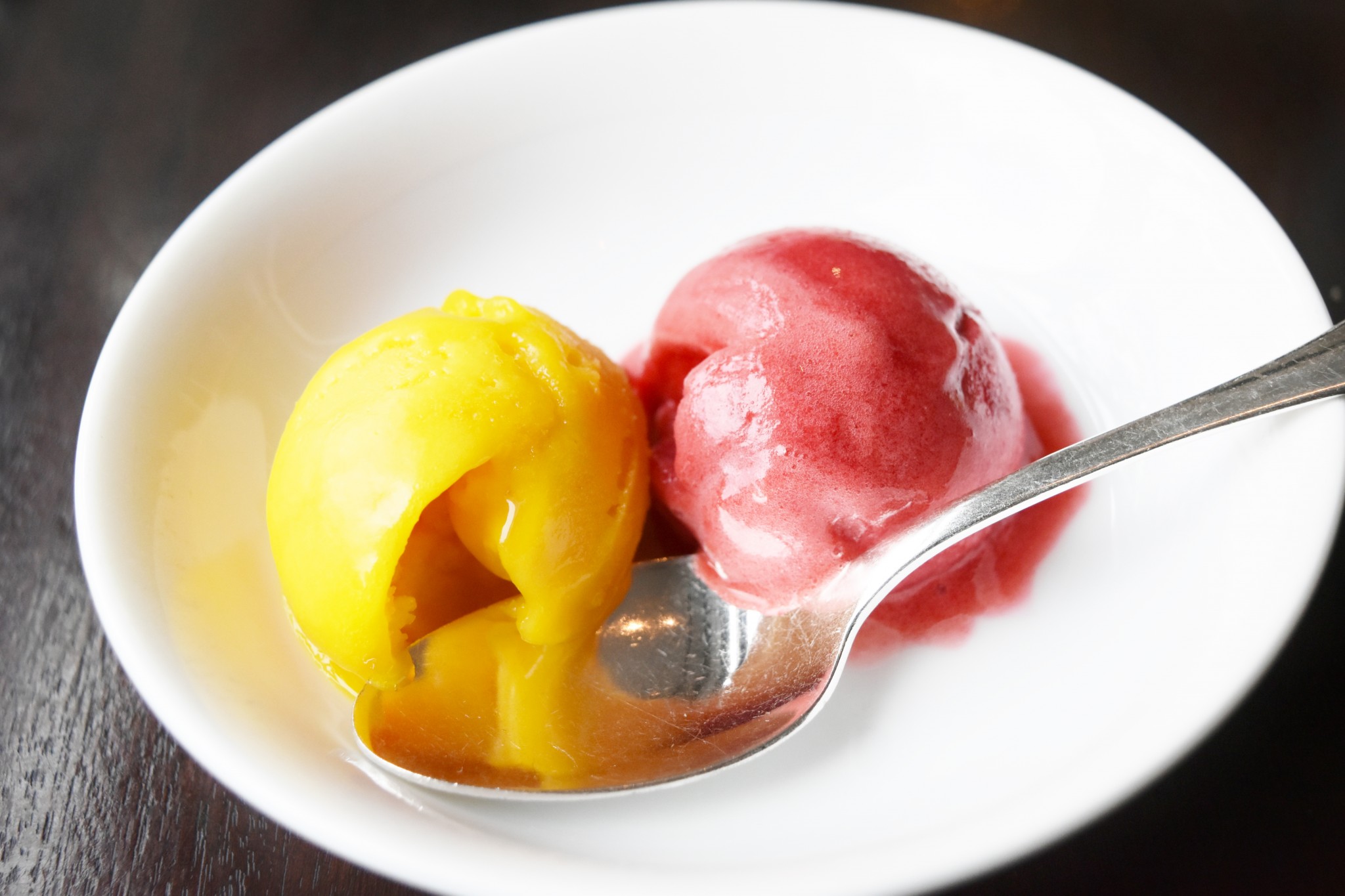 「 自家製フルーツシャーベット」はジューシーで果実味溢れる味。