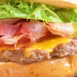 通常のハンバーガーショップのパティの4倍、約180gのいしがまやハンバーグをサンド。