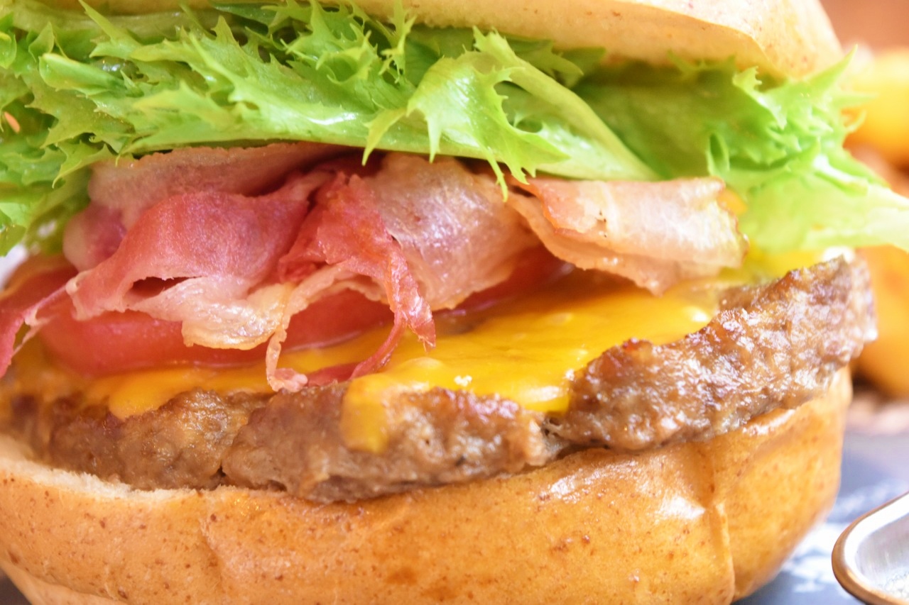 通常のハンバーガーショップのパティの4倍、約180gのいしがまやハンバーグをサンド。