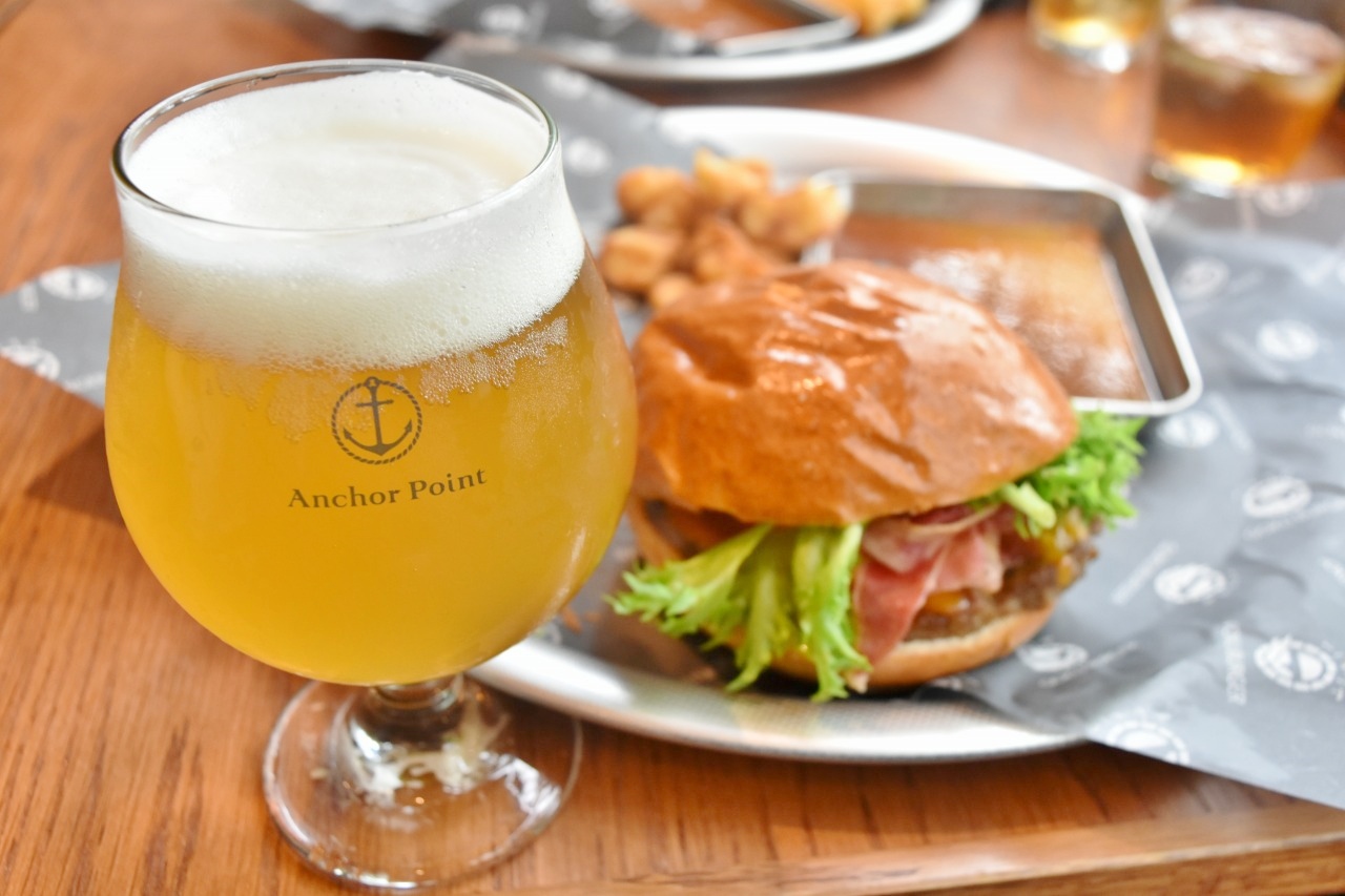 クラフトビールの「スぺシャリティヴァイツェン」（680円）とハンバーガーはとっても相性がいい。