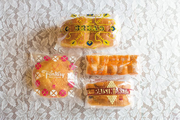 上から時計回りに人気の定番「スイートブレッド」(170円)、ソフトで甘い「はちみつパン」(180円)、ファンの多い「レーズンブレッド」(170円)、「ファンタジークリーム」(240円)(各税込) DMA-DSC_9436
