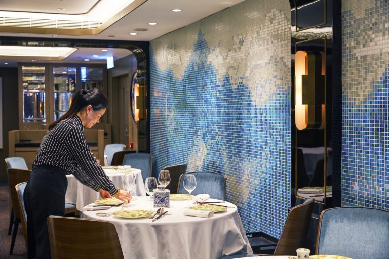 青で統一された爽やかな店内。 W5A4393-768x512