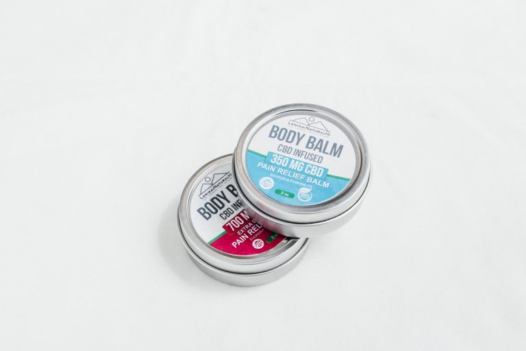 ヘンプから抽出される成分のCBD(カンナビジオール)を配合したバーム。鎮痛や抗炎症、鎮静作用があるとされ、肩こりや肌荒れ、不眠に効くと話題に。成分の配合量により3種類展開。上・34ドル、下・54ドル。 _56A4477