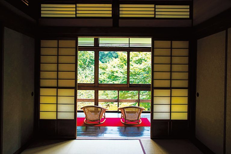 部屋はすべて渓谷ビュー。無双窓や舟底天井、細かな細工の欄間など純日本建築の意匠を凝らした職人技の造りが素晴らしい。