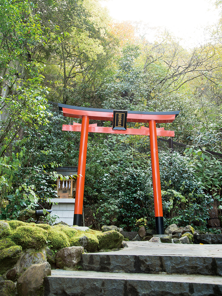 「箱根温泉神社」は鳥居と本殿だけのひっそりとした佇まいがすてき。