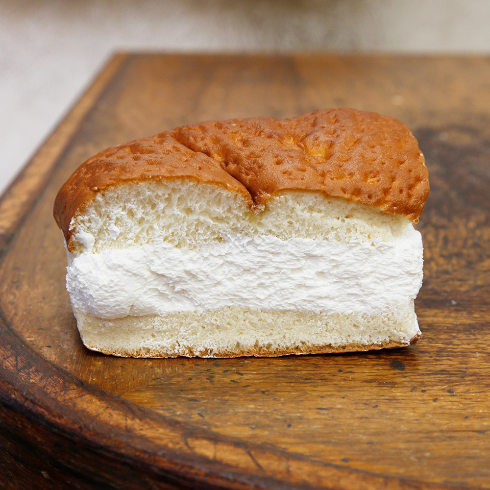 厚さはなんと約9㎝、毎朝手作りするバタークリームは約3㎝！（編集部調べ）　