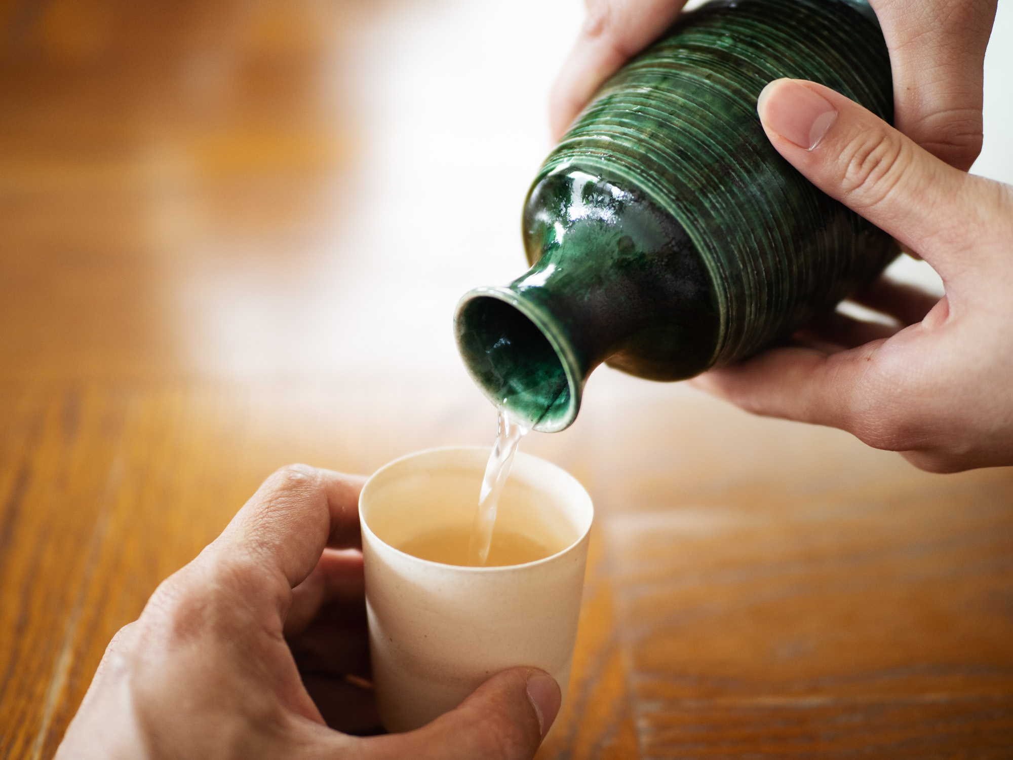 京都の陶芸作家・松本治幸さんによる、薄くて軽い、まるで紙のような酒器。