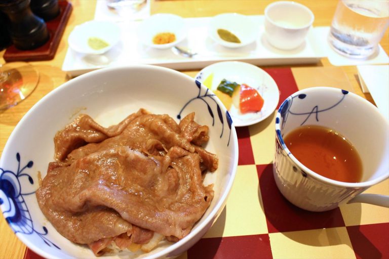 「キャピトル牛丼」5464円。コンソメスープ、自家製ピクルス。ほか、コンディメントとして温泉玉子、山葵、七味唐辛子、柚子胡椒つき。 r_IMG_4565