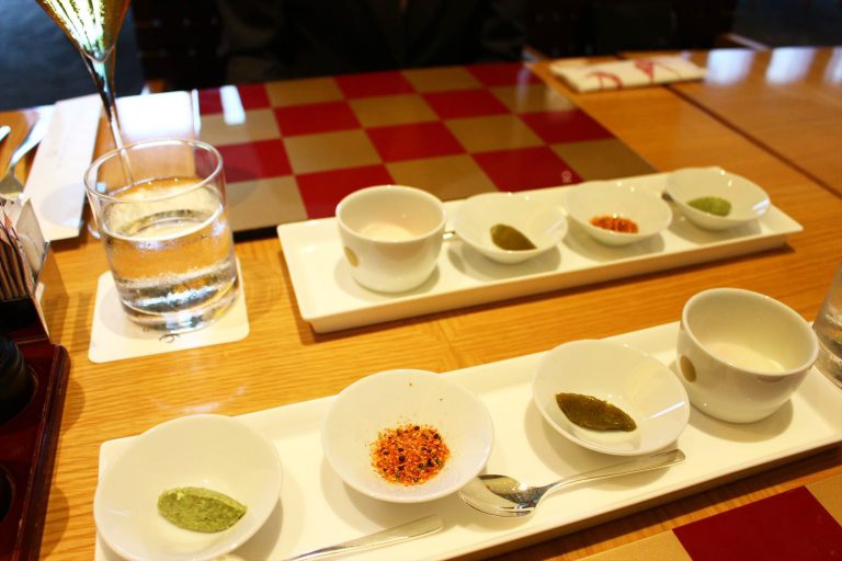左から、山葵(わさび)、七味唐辛子、柚子胡椒、温泉玉子。 r_IMG_4562