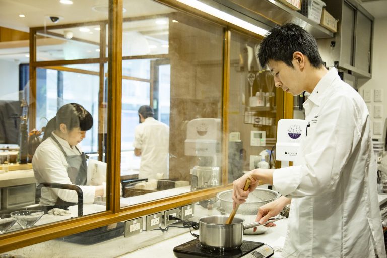 最初に強火にかけて糖度を上げてさっと煮、素材の味を引き出す。「コンフィチュールの感覚で炊いています」と村田シェフ。 nel-13
