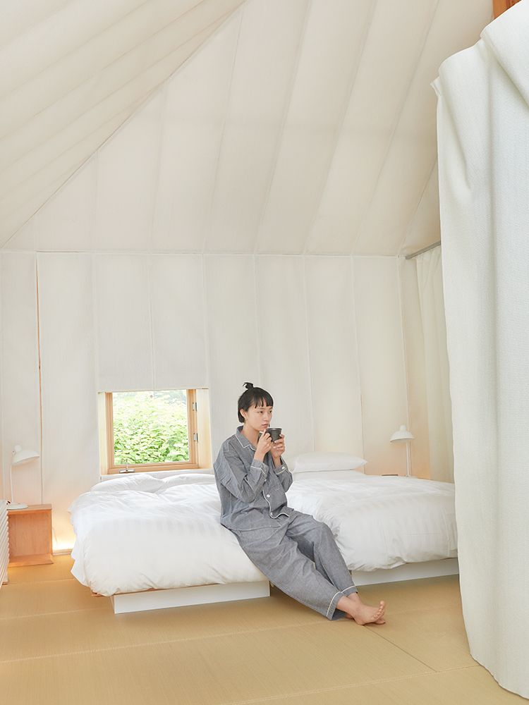 ベッドは2つ、畳部分に布団を敷けば最大4名で宿泊可能。