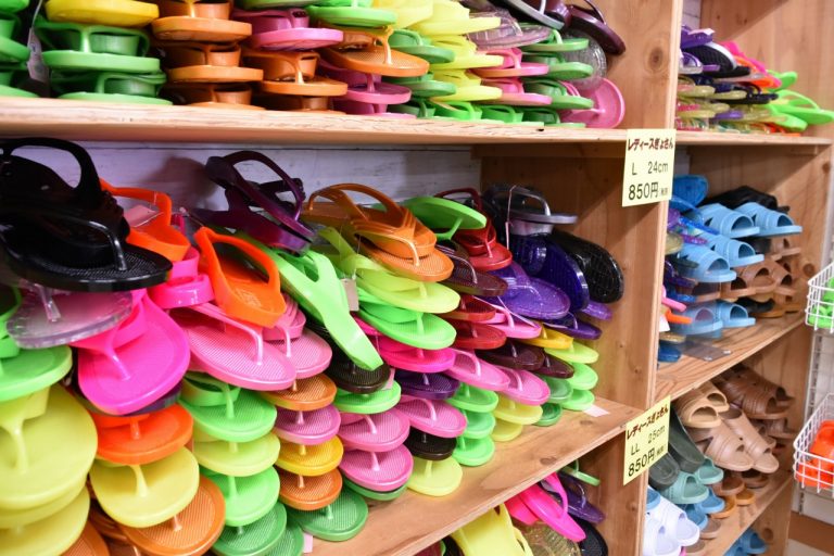 “滑らない”ことで話題の「ギョサン」をお土産に買うことにした。 DSC_0396