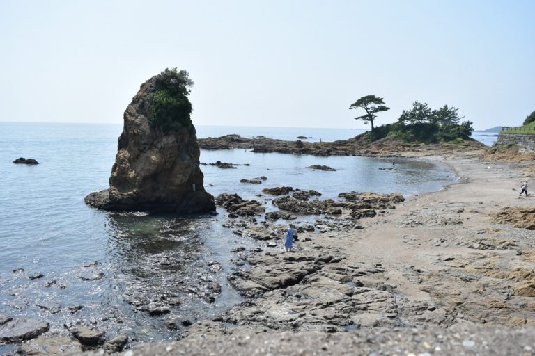 車を降りて磯遊びを楽しむのも◎。シーグラス探しも! DSC_0353