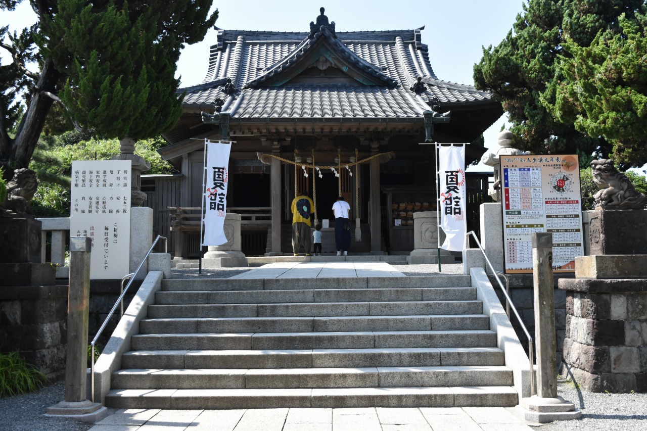 鎌倉時代に創建され、400年以上の歴史を誇るご本殿は、葉山の重要文化財。