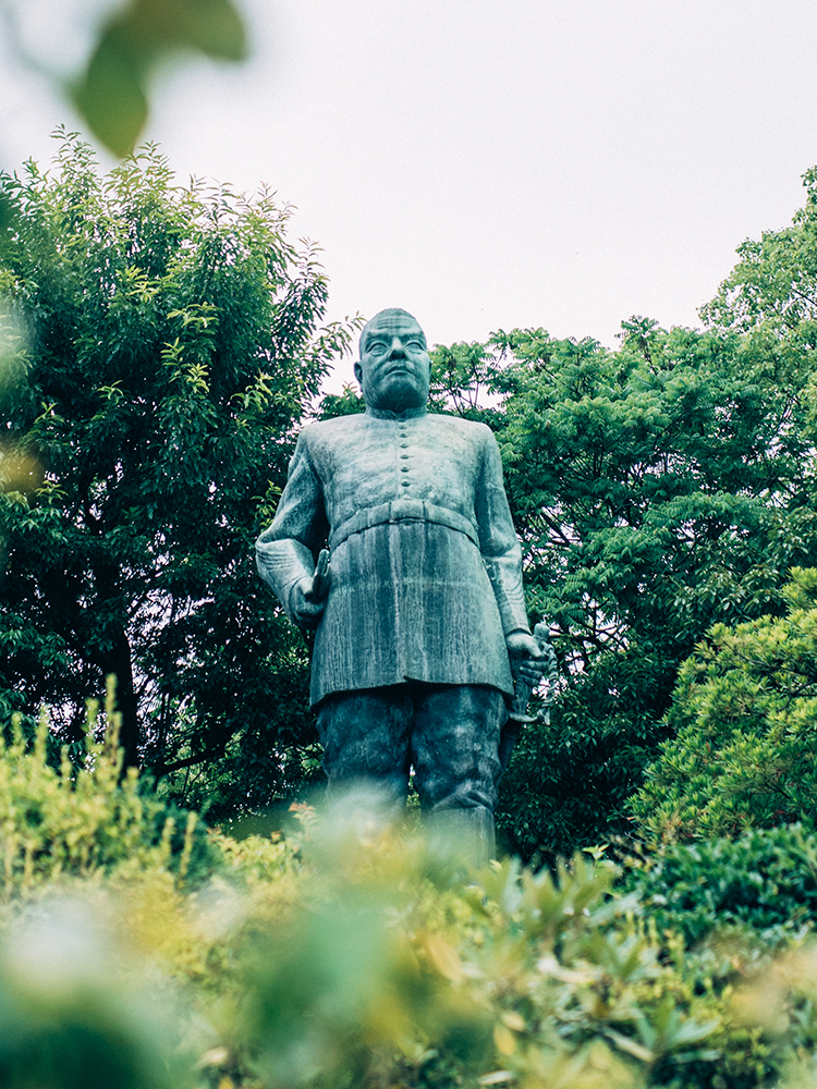 鹿児島市立美術館近くに立つ「西郷隆盛銅像」は、思わず写真を撮りたくなる、堂々たる存在感。ちなみに“おじゃったもんせ”は鹿児島弁で「ようこそいらっしゃいませ」の意味。