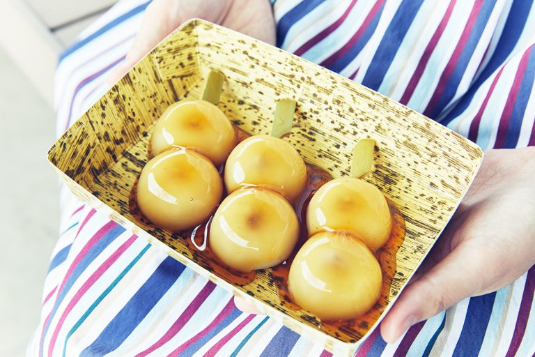 こしあん入り「冷やし串だんご」3本入り360円は夏限定。 0628hk_0H8A0369_bDN