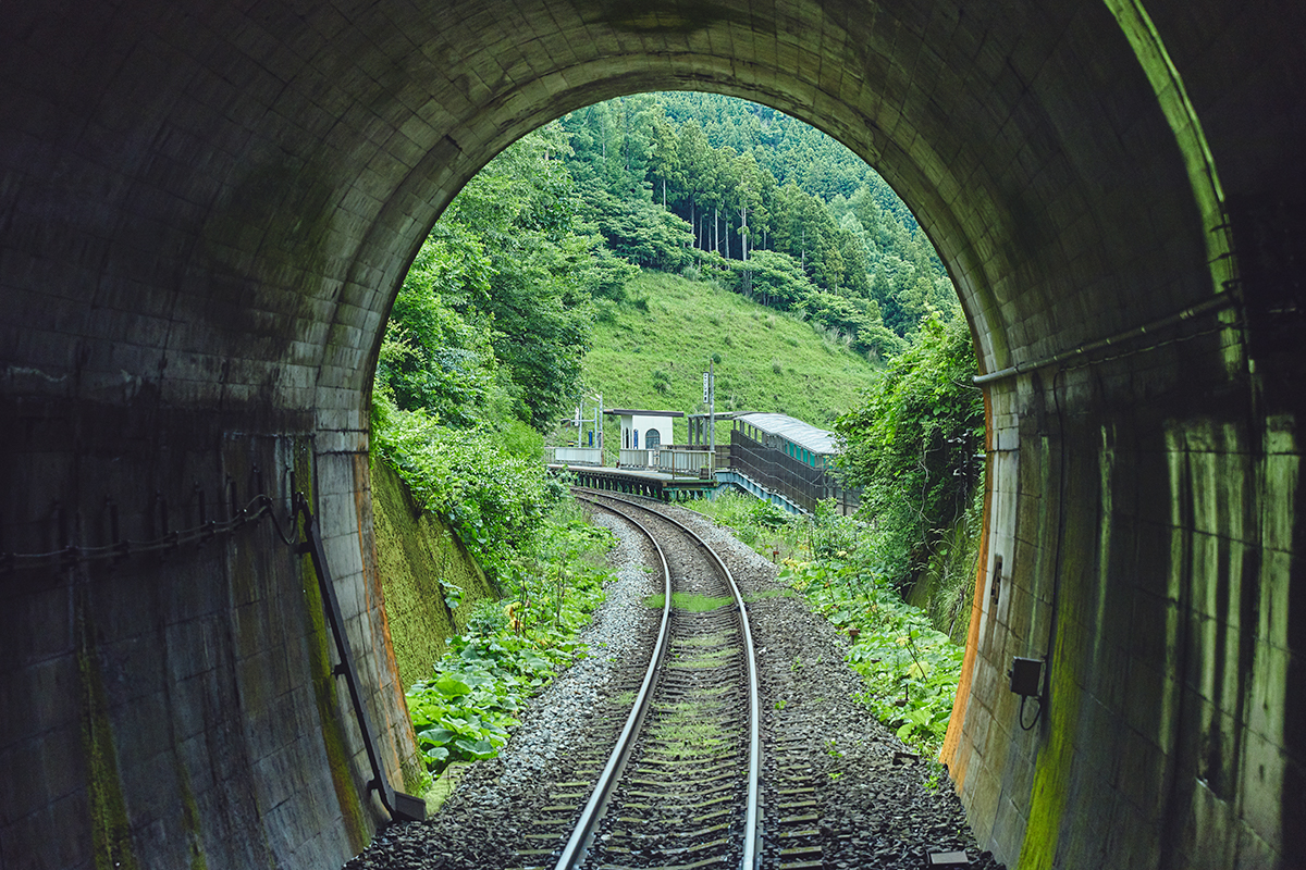 三陸鉄道はトンネルも多い路線。緑とのコントラストが美しく、癒される。