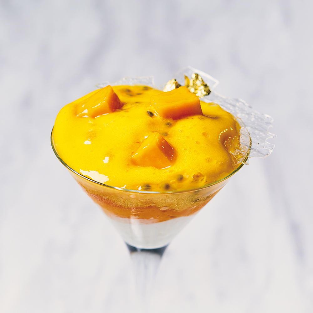 「マンゴーとパッションフルーツの泡氷パフェ」2,000円（税サ別）