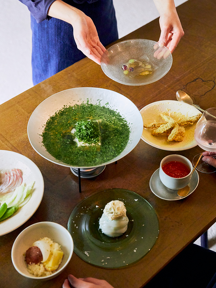 料理は、料理家の細川亜衣さんが監修。真ん中は、パセリを使った「翡翠鍋」（季節によってメニューが替わる）。