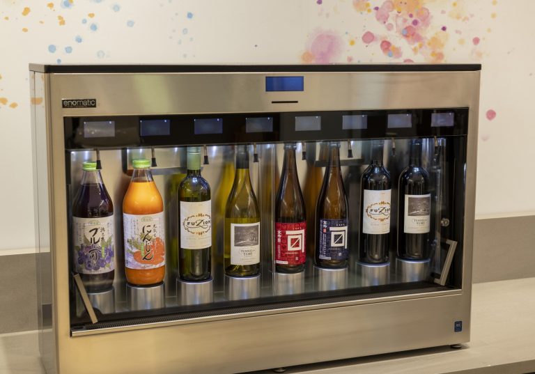 1階のパブリックスペースにて提供。ホテルの宿泊客にはウェルカムドリンクとして、日本酒等サーバー内ドリンクを無料で1杯提供(2杯目以降は1杯500円で販売)。 Img2798