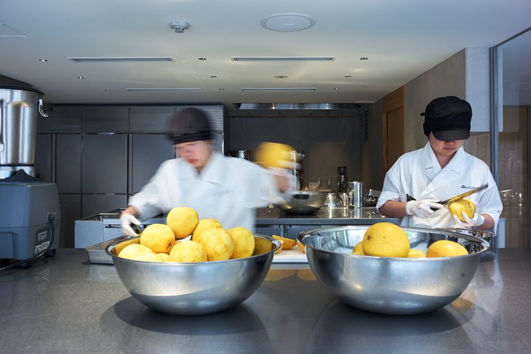 工房の「Atelier」。外からでも職人たちが作業する様子を見ることができる。この日は、河内晩柑のアイスを手作りしていた。 L2406505