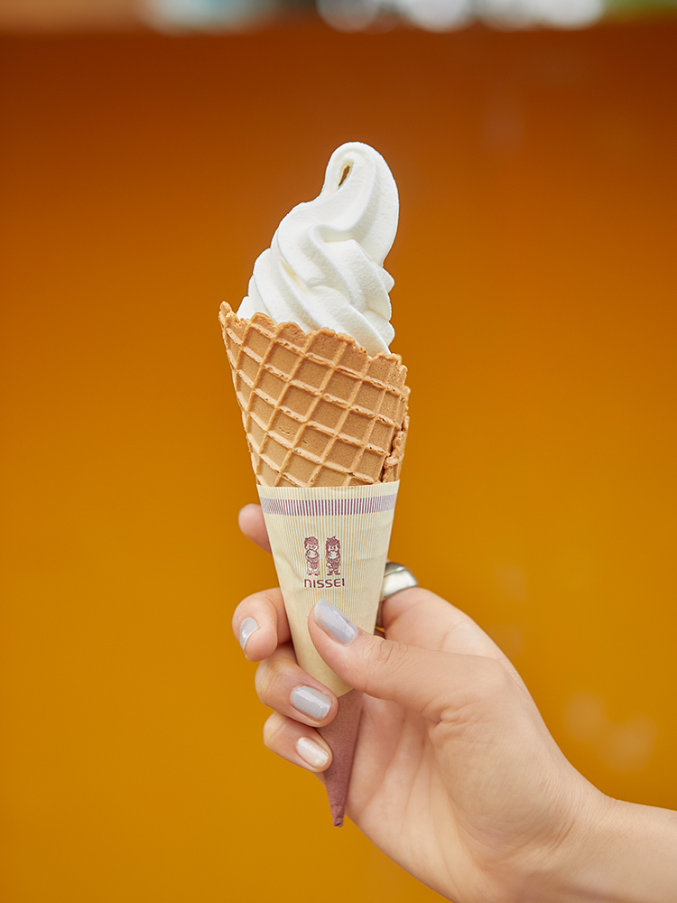 外の売店ではフレッシュな自家製牛乳100%のソフトクリーム（250円）を販売。