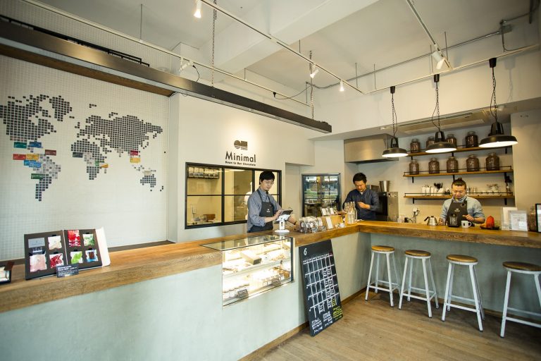 カカオの産地を記す世界地図が描かれた店内。パフェやチョコレートドリンクの提供も。 Minimal-1