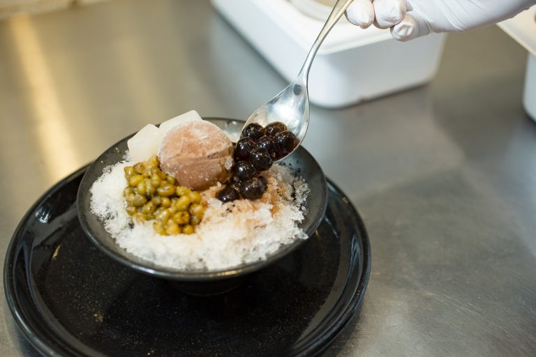 カカオニブシロップで味付けしたタピオカや、カカオの果肉で作ったゼリーなど、隅々までカカオ風味に。 Minimal-14