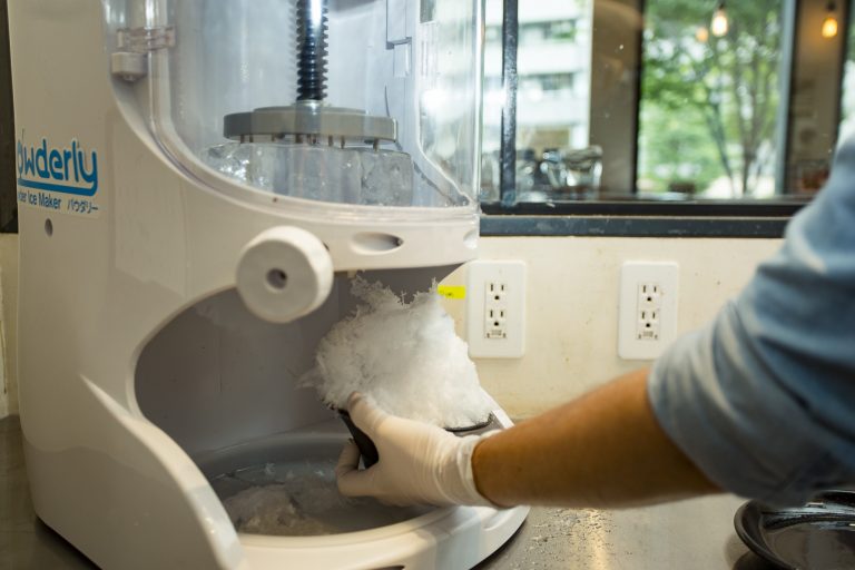 氷は純氷を使用。冷凍庫から1時間ほど出し、ベストの質感にして削るそう。 Minimal-27
