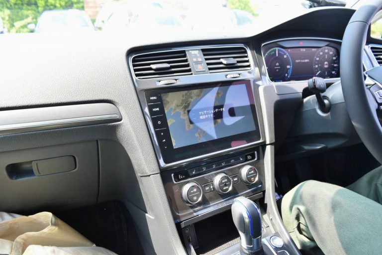 食事を楽しんだ後は「e-Golf」でドライブへ。まずはカーナビを目的地にセット! DSC_0346