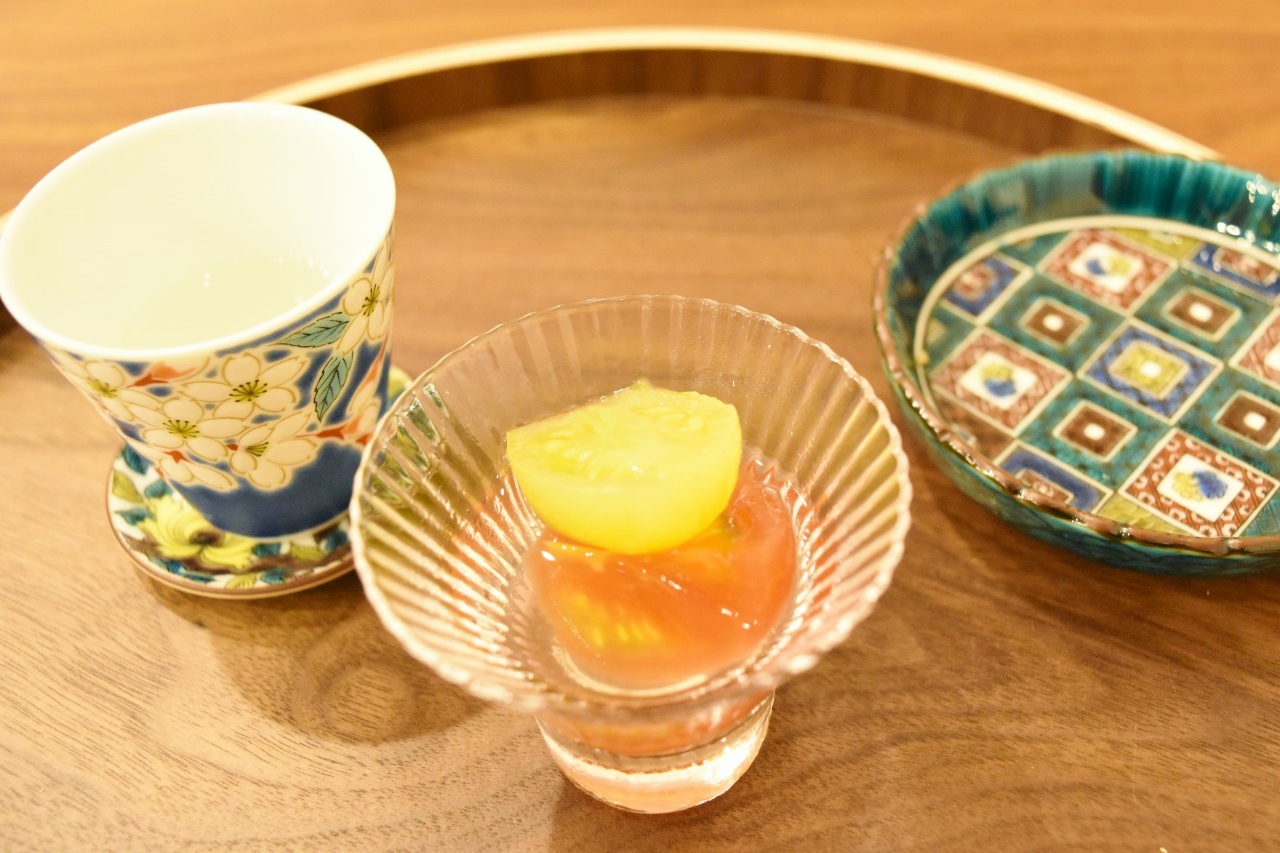 「自家製栽培トマトのコンポート」は、日本酒の〈花垣〉を煮詰めたシロップのコンポート。