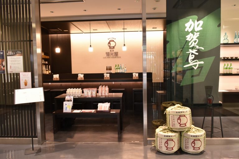 バーでは酒と肴、酒蔵ならではのスイーツが楽しめる。 DSC_0276