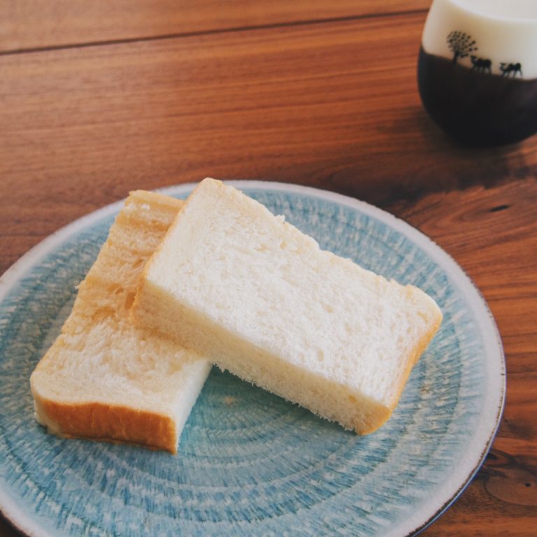 「本・生食パン」