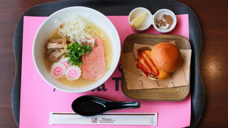 日本人に合わせて、バーガーはミニサイズに。1,700円（税込、サービス料別途10%）