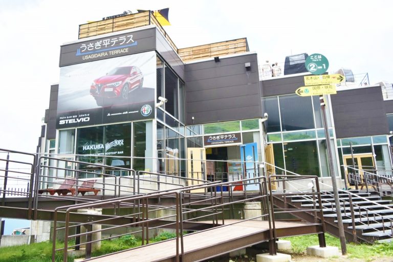 冬季はスキー場のレストハウスの「うさぎ平テラス」。中には、スターバックスコーヒーやお土産店、食堂があります。 DSC_0671