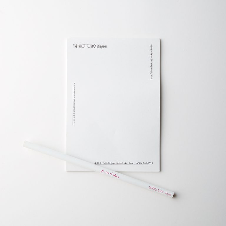 文字を書く機会自体、めっきり減っているけれど、旅人にとってはあると便利なメモ帳。お気に入りショップのアドレス、お土産リスト、電車やバスの時刻などを書き留めて。持ち帰りOK。旅の備忘録として、帰国後に見返すのもまた楽しい。 190702kt043