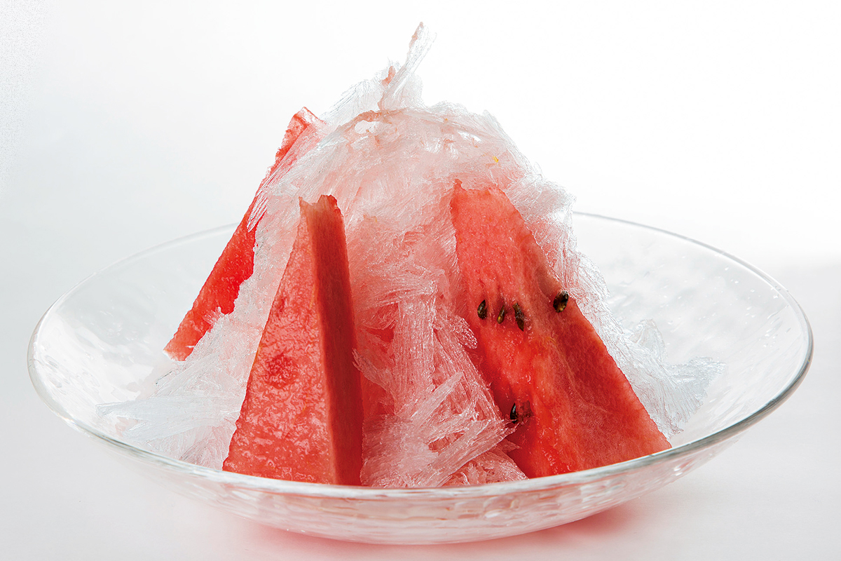 「氷すいか」930円（税込）。スイカの果肉で作ったシロップを氷にかけたシンプルなかき氷。味わいはスイカそのもので、喉ごしもさっぱり。暑い日に恋しくなる！9月下旬まで。
