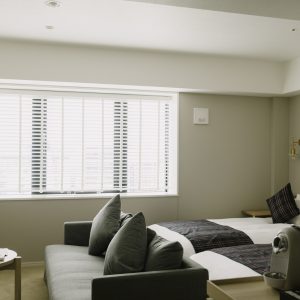 生成り色を基調としたやわらかな雰囲気の客室。客室は4タイプ。