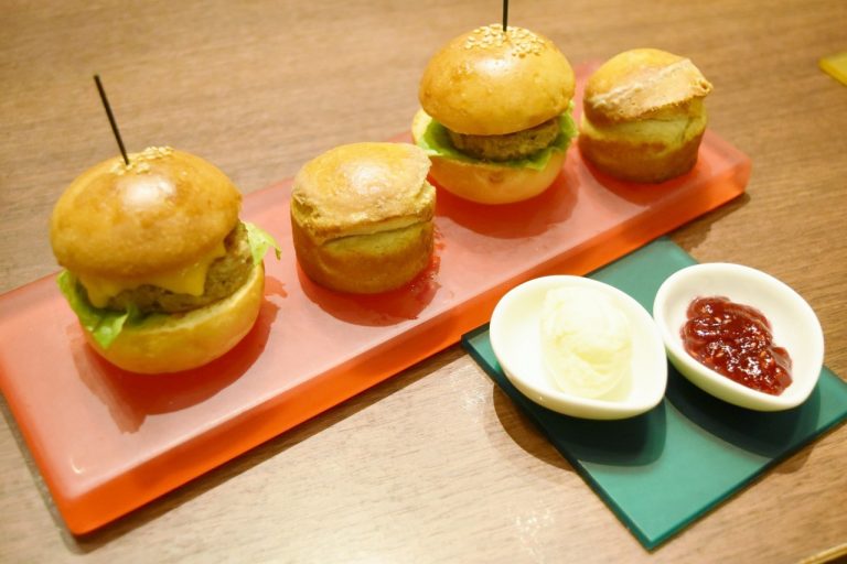 ミニチーズバーガーとアメリカンビスケット。 DSC_0855