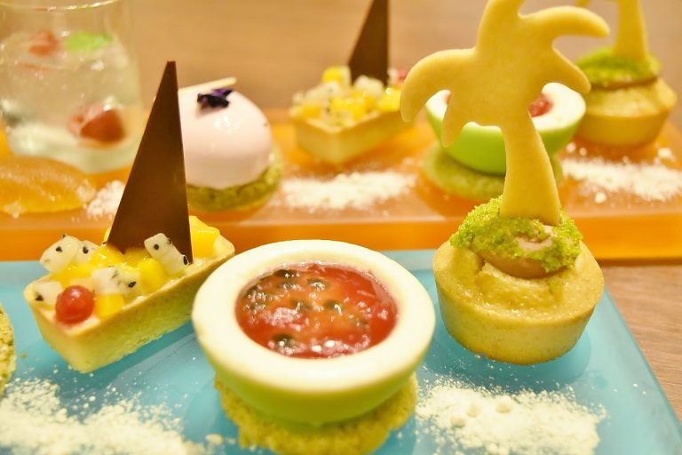 ドラゴンフルーツとマンゴーのフルーツタルト、スイカのスイーツ、バナナケーキ。 DSC_0877